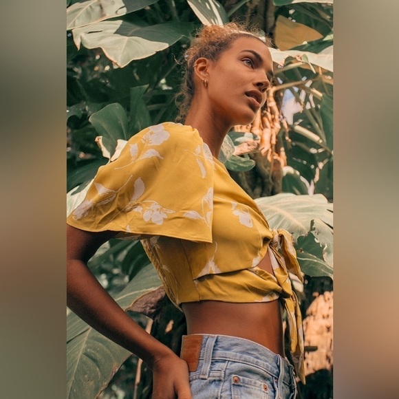 Lulu’s Tied for First Floral Print Tie-Front Crop Top - Picture 2 of 6